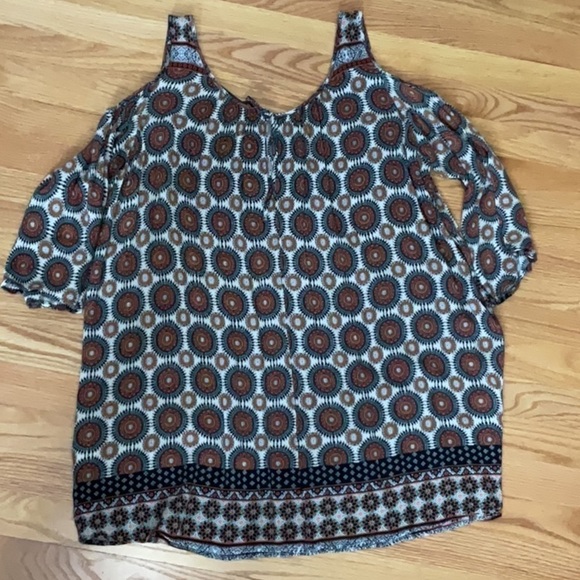 Collective Concepts Cold Shoulder Blouse - Picture 5 of 9